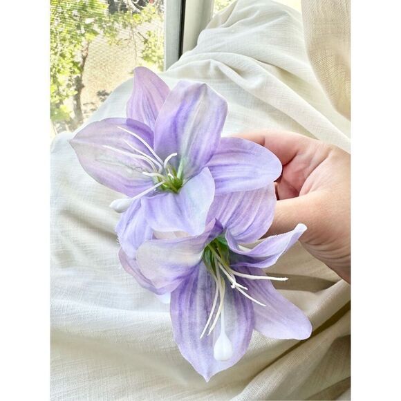Light purple lily hair claw main image 4